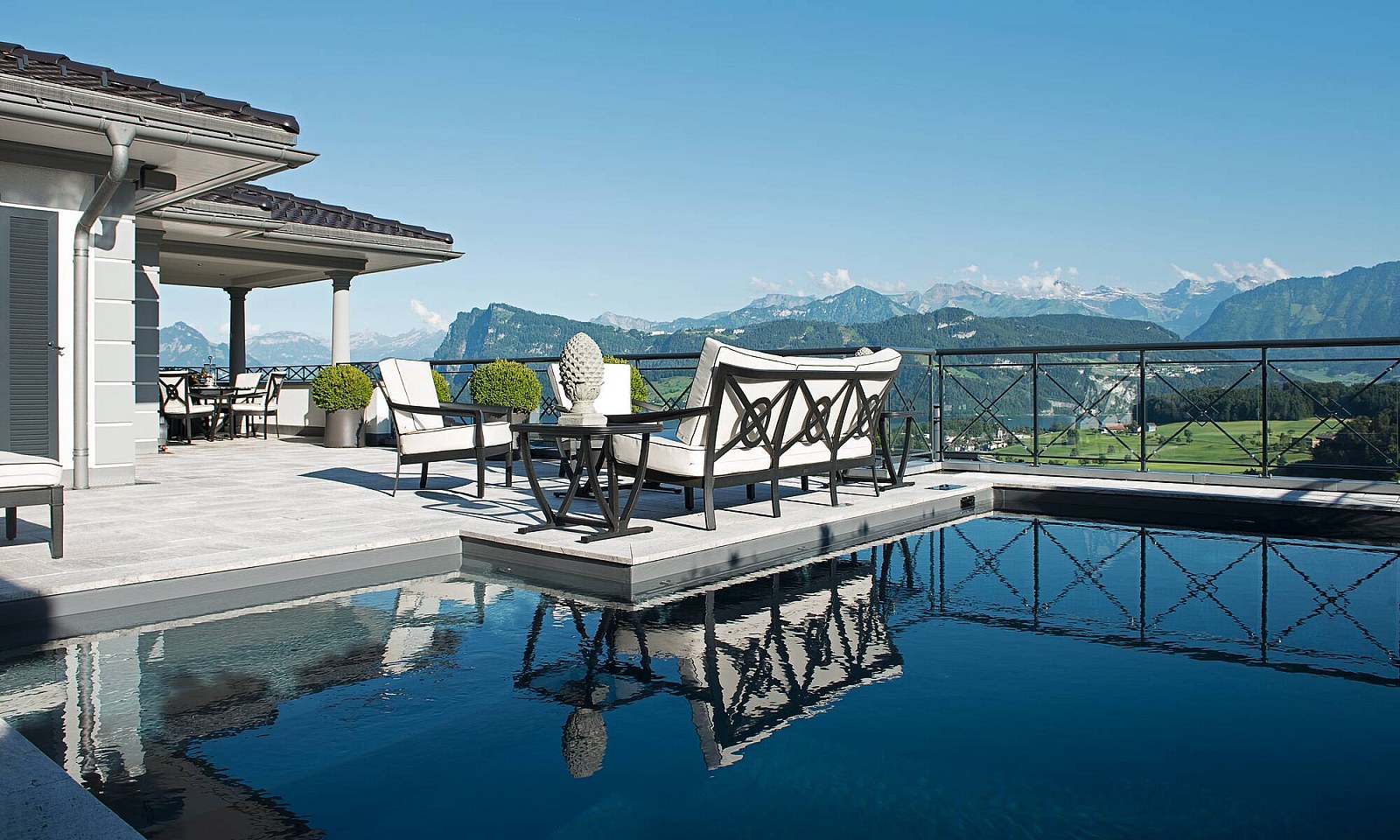 Exklusive Immobilie mit Pool und Sonnenterrasse